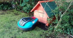Easy to construct doghouse door for robotic lawnmower e