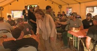 Governor helps serve food to firefighters battling the Dog Head Fire
